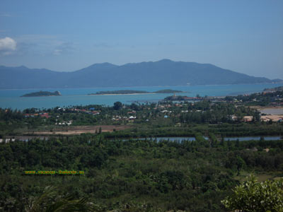 location de maison sur koh samui thailande baie de big-Bouddha depuis la pagodeLa villa est située à quelques kilomètres de l'aéroport, près d'un grand magasin TESCO LOTUS. Nombreuses attractions de l'île, notamment les villes de Chaweng et de Lamai, avec leurs boutiques d'artisanat et une vie nocturne animée. Autres curiosités locales comprennent l'imposant Big Buddha et l'intérieur de l'île jungle exotique, connu pour ses impressionnantes chutes d'eau. 